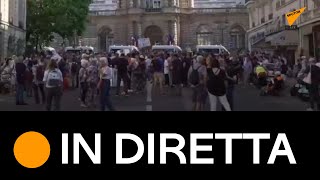 Parigi: proteste contro le restrizioni anti-Covid