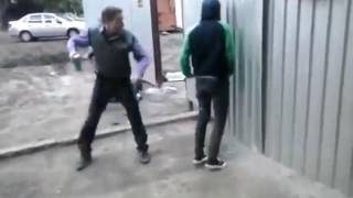 Пинок под зад и драка за то что поссал на забор.