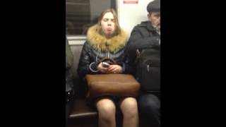 Девушка в метро жует жвачку)