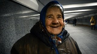 86-летняя бабушка торгует в переходе и убегает от полиции | ROMB