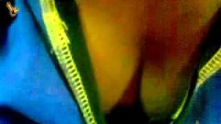 بنت تعــــــرض صدرها للجميع ‎ Girl suffered chest for all