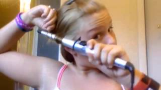 Ragazza si brucia i capelli con la piastra.