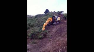 Extreme 20Tonne digger driving