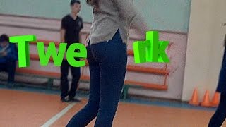 Пьяная баба тверкает в школе | twerk sсhool