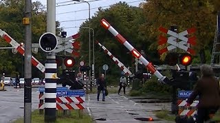 Man raakt opgesloten tussen de spoorbomen op station Driebergen-Zeist