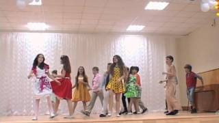 Дети танцуют буги-вуги, рок-н-ролл