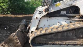 Гусеничный погрузчик Bobcat T300 на планировке грунта в г. Красноярске