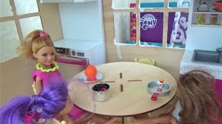 Алиса и Тея играют в кукол Утро девочек и сборы в сад!!! Игры для девочек в Дочки Матери !