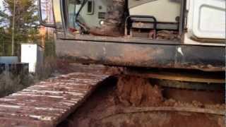 Очистка ходовой гусеничного экскаватора. Cleaning of tracked crawler excavator