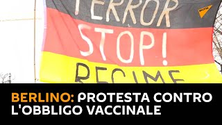Berlino: protesta contro l'obbligo vaccinale