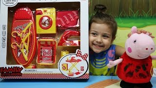 Играем вместе в стрирку. Стираем платье Пеппы. Игрушечная стиральная машина. Видео для детей