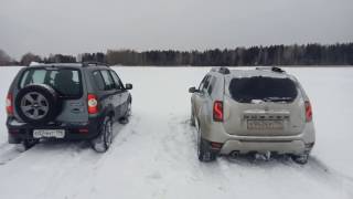 Renault Duster и Chevrolet Niva в заснеженных полях