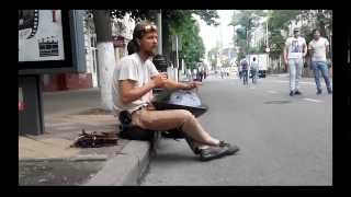 Ханг драм (Hang Drum) в руках краснодарского уличного музыканта выдает божественную мелодию