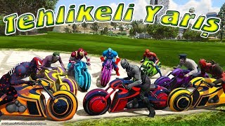 TEHLİKELİ YARIŞ MİNİK MOTORLAR ( Örümcek Bebek ve Kara Panter Yarışıyor )