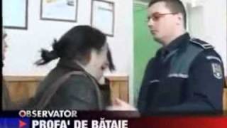 Un policier retourne une grosse claque à une prof !
