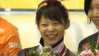 女子チームパシュート表彰式。前髪直してます。W杯スピードスケート帯広大会、2018/11/16。