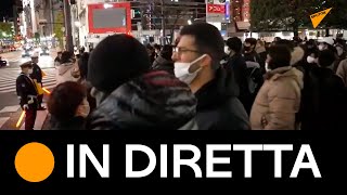 Tokyo celebra il Сapodanno 2022 all'iconico incrocio di Shibuya