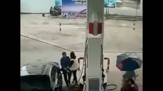 Парень неудачно украл сумочку на заправке