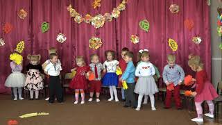 На осеннем утреннике. Прикольныйе детские танцы. Children tear the hall. 孩子们撕裂了大厅