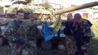 Ополченцы жгут флаг Украины под Старобешево 01.09.2014