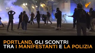 Portland, gli scontri tra i manifestanti e la polizia