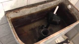 Демонтаж старого унитаза.Dismantling of the old toilet bowl