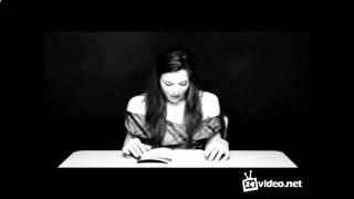 Актриса читает книгу, сидя на вибраторе1