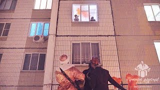 Попросить прощения на автовышке с музыкантами в костюмах © Простые Радости
