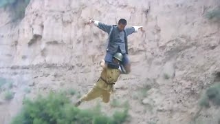 功夫大俠從百米懸崖跳下，如鷹般抓住地上的日軍，太強了！