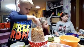 Вкусный ужин и семейное пение