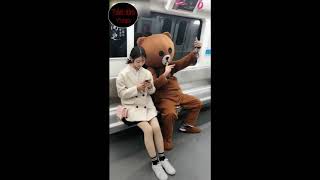 Gấu lầy lội xuất hiện - best ghẹo gái trên tàu điện ngầm.