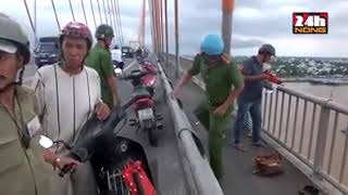 Một người đàn ông nhảy cầu rạch miễu để tự xác | Thời sự 24h nóng
