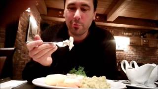 Spanjol smaker lutefisk for første gang