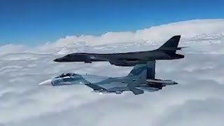 Российские истребители сопроводили бомбардировщики ВВС США