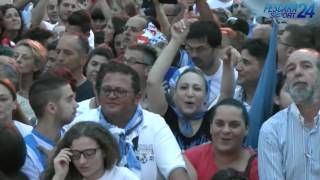 Festa: la piazza si riempie, la squadra sta per arrivare