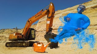 Экскаватор сломался, Весёлый Лёва и Папа зовут на помощь Джина. Видео про трактор для детей