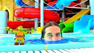 Черепашки Ниндзя на водных горках в аквапарке! Видео с игрушками.