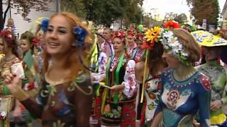 Парад вышиванок: голые девушки и гопак перед Нацбанком