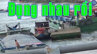 cảnh Đụng nhau khi Chen nhau qua cống mười cửa