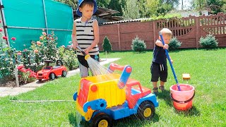 Vova is playing Car Wash with his brother / Английский для детей