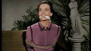 Joan Evans (Zorro) ligotée et baillonnée