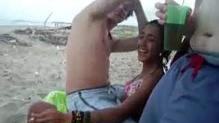парень на коленках у девушки   Lift and Carry
