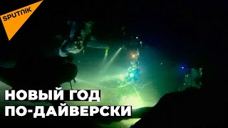 Крымские дайверы установили елку на дне Черного моря. Как они умудрились подключить гирлянду?