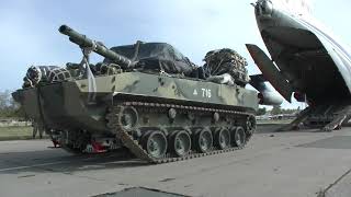 Погрузка БМД-4М на самолеты Ил-76 для десантирования в ходе активной фазы СКШУ «Кавказ-2020»
