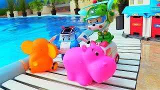 Игры с машинками - Поли Робокар в бассейне - Видео с игрушками.