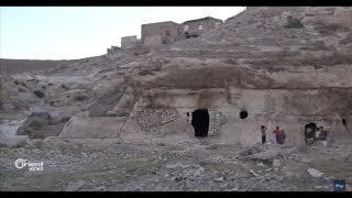 مهجرو قرية الشيوخ في جرابلس يفضلون الحياة الكهوف على المخيمات