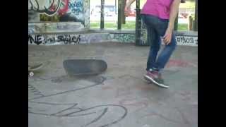 Ismail Belgaid le kickflip