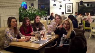 Russian girls sing in a cafe (Девушки поют в Кафе Русские песни!)