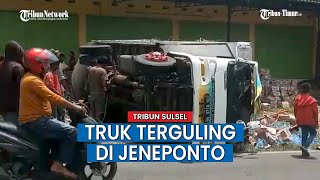 Tutup Drainase Jebol, Truk Muat 500 Dus Air Mineral Terguling di Jeneponto