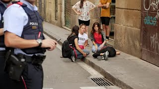 En pleno día, la policía es atacada por los delincuentes en las calles de Barcelona.